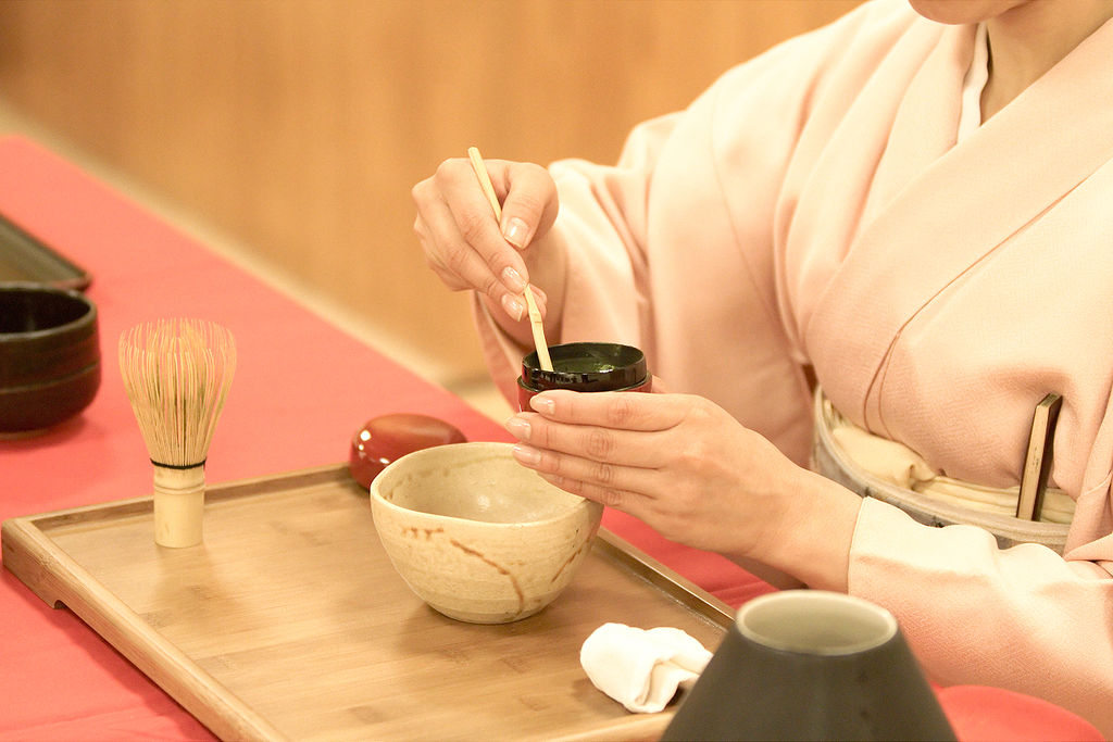 1024px-Japanese_tea_ceremony_20100502_Japan_Matsuri_16
